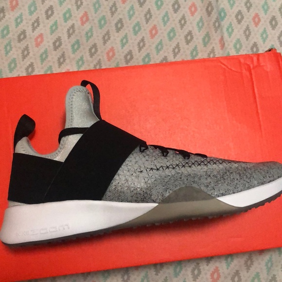 Women’s Nike Air Zoom Strong Size 7 - Picture 2 of 4